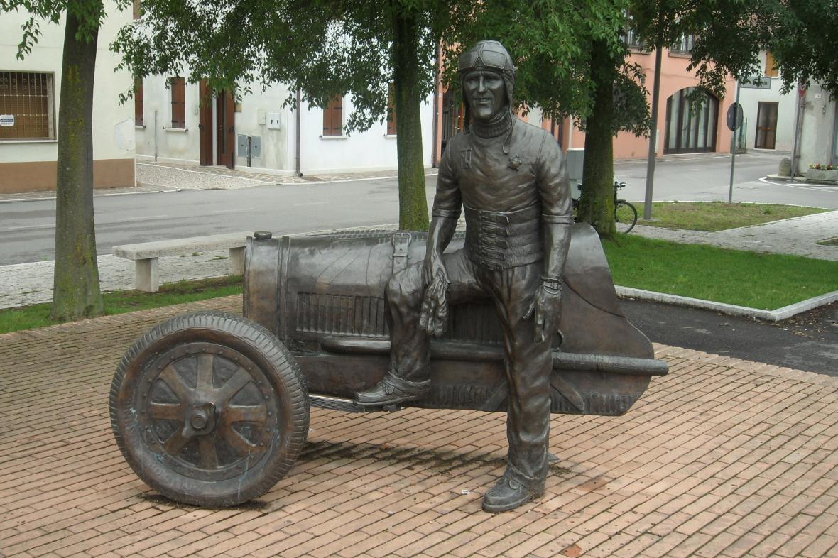 Monumento a Tazio Nuvolari